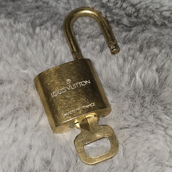 #301 Louis Vuitton Gold/brass Working Padlock with Key - Picture 4 of 4